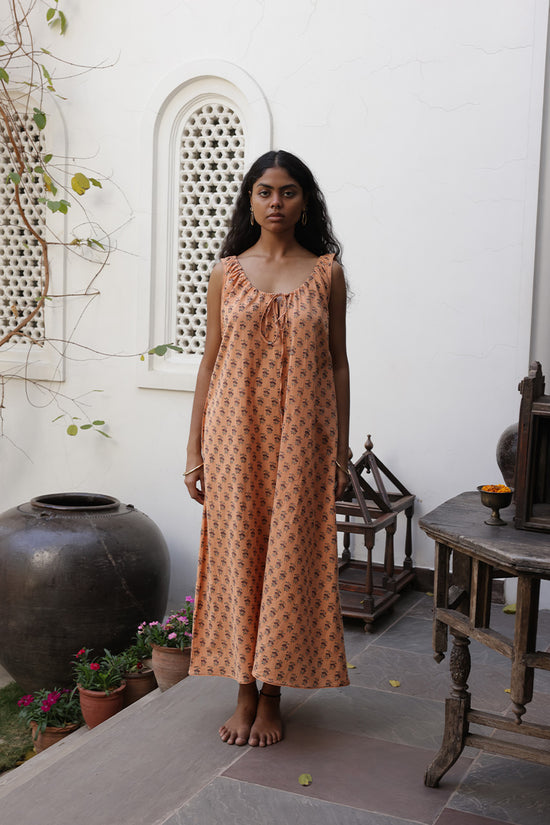 Sundress Midi Peach — studio front close-up waist and skirt detail, pleated gather at waist, flowing peach floral cotton fabric, hand block print pattern detail, artisan Jaipur India | Daughters of India